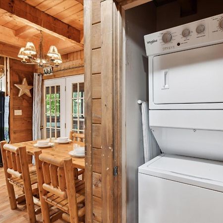 A Charming Cabin, Pool, Firepit, Hot Tub-Jacuzzi ガトリンバーグ エクステリア 写真