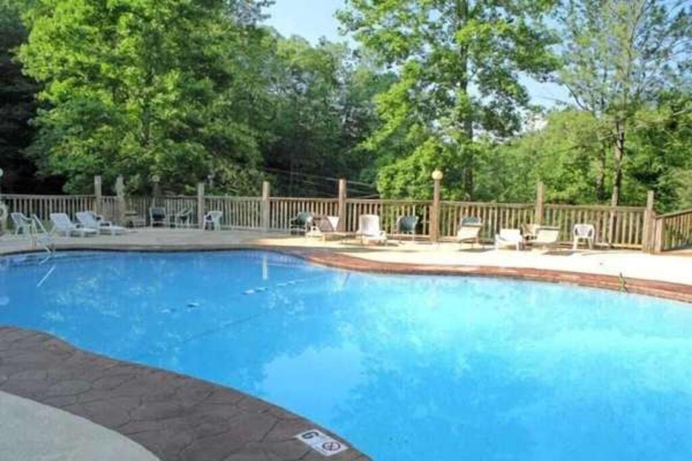 A Charming Cabin, Pool, Firepit, Hot Tub-Jacuzzi ガトリンバーグ エクステリア 写真